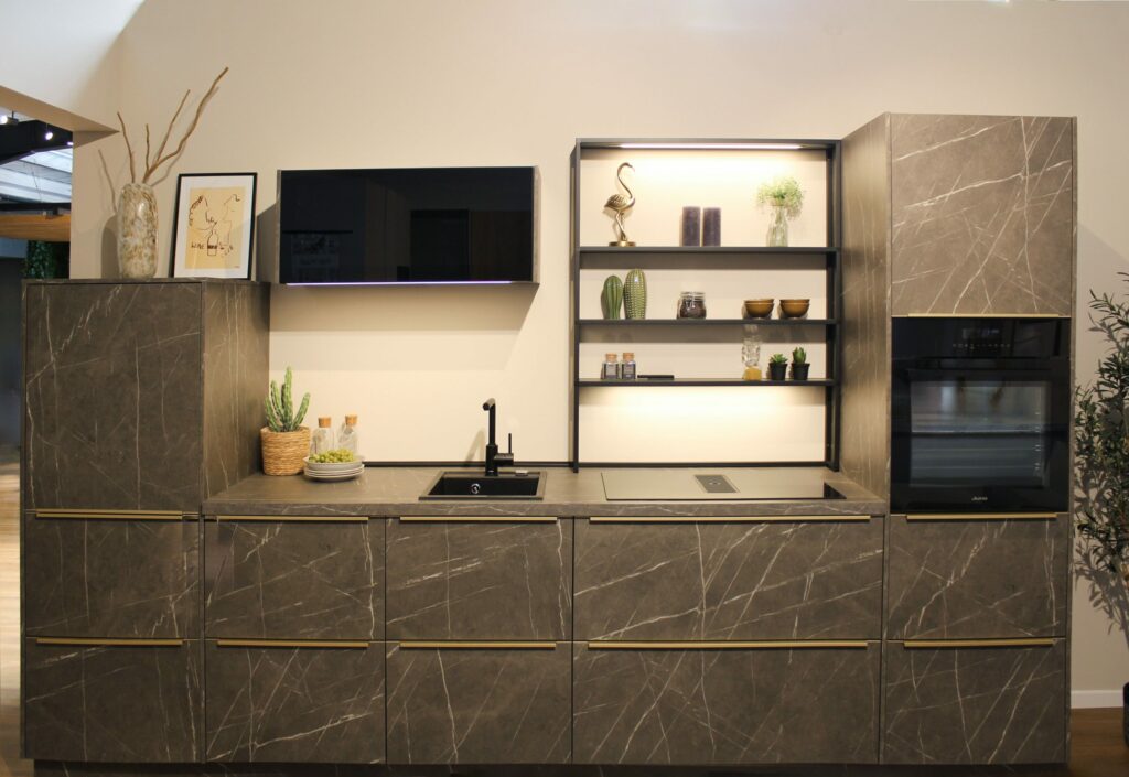 Schüller moderne Küchenzeile mit Griffleisten