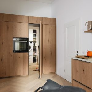 Nolte moderne Küchenzeile Holz hell mit Hauswirtschaftsraum
