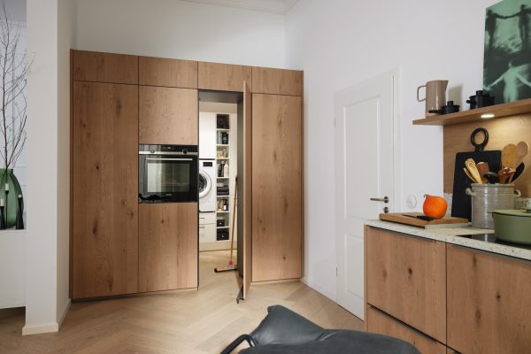 Nolte moderne Küchenzeile Holz hell mit Hauswirtschaftsraum