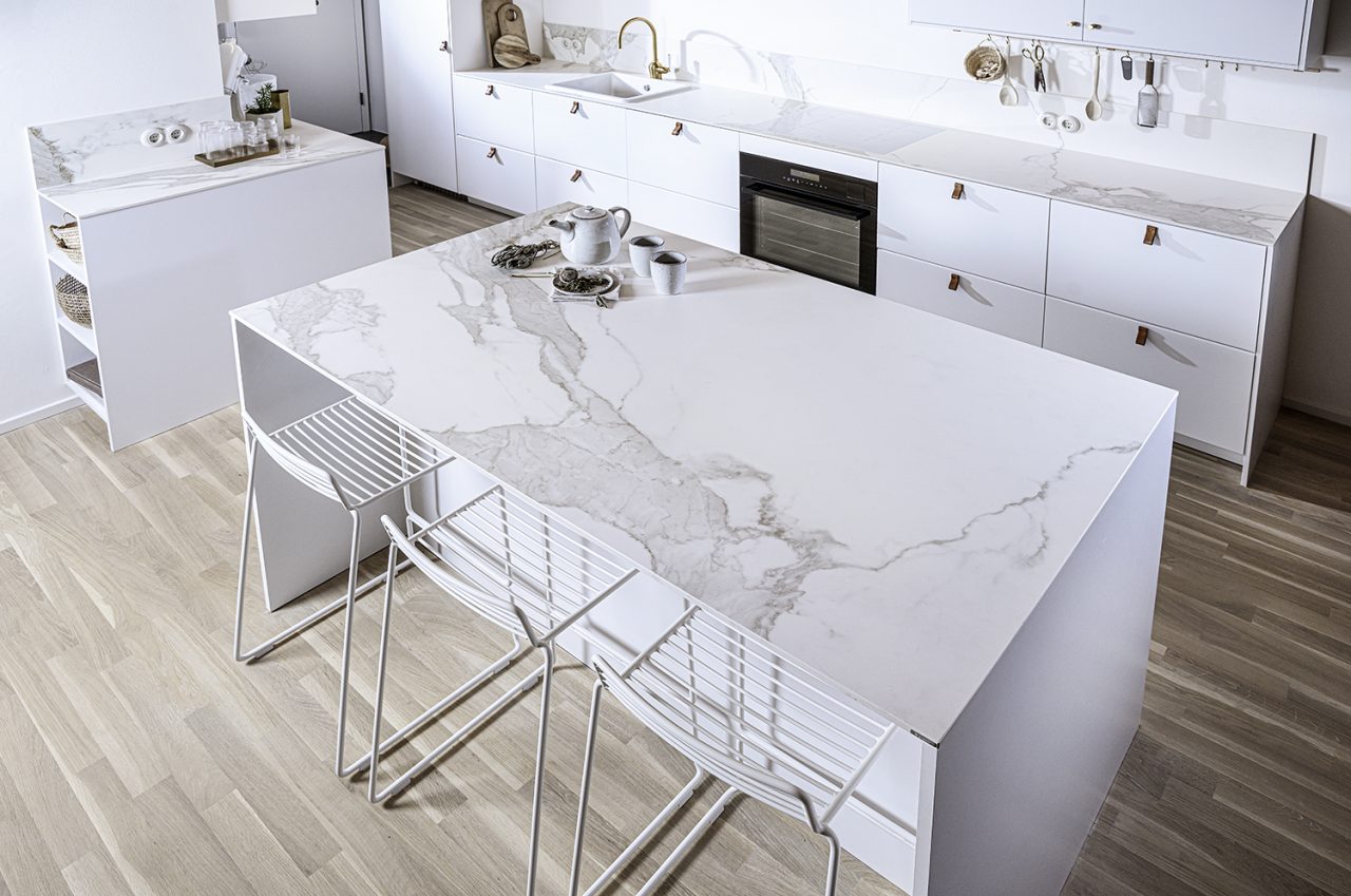Strasser_Keramikarbeitsplatte_Estatuario_Marmoroptik