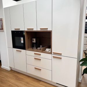 Nolte moderne U-Küche Weiß mit Hochschrank
