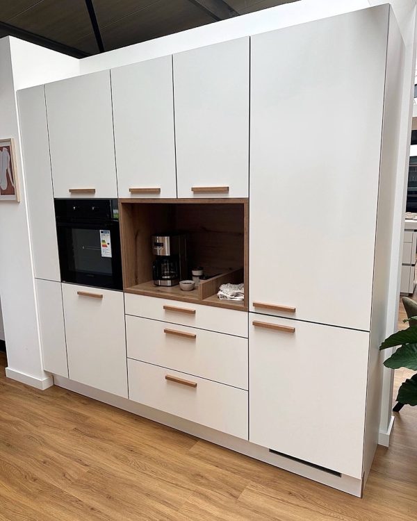 Nolte moderne U-Küche Weiß mit Hochschrank