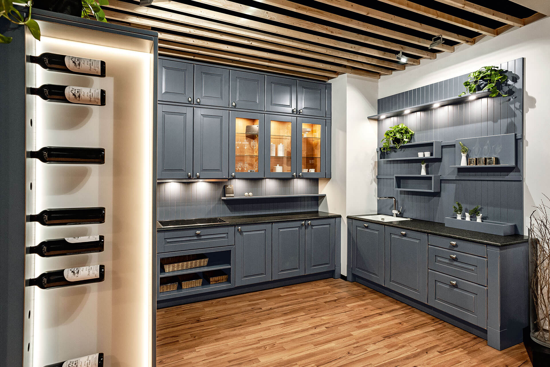 Oster-zweizeilige-Landhauskueche-Grau-mit-Rahmenfronten