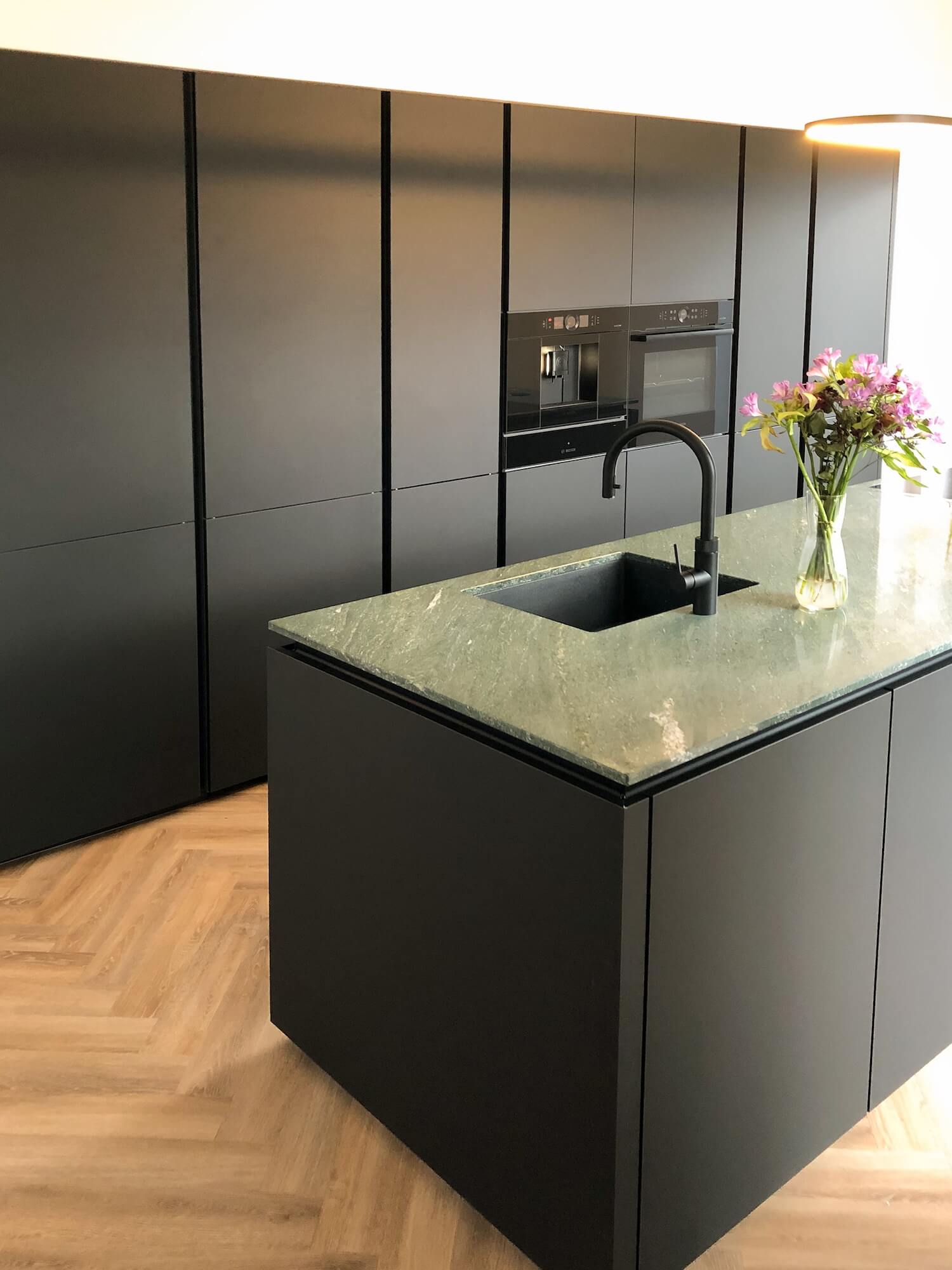 Bauer Kann Design Inselküche mit Naturstein Arbeitsplatte