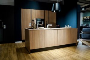 ausstellungskueche kaufen kuechenbauer-holzkueche-eiche-schwarz-kochinsel-01
