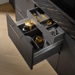 haecker-designkueche-insel-feineiche-3-besteckauszug