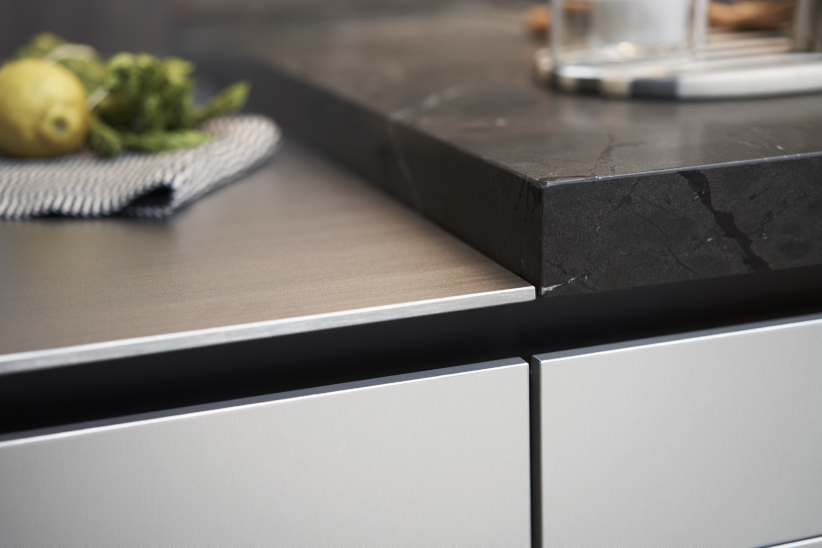 leicht-contino-inselkueche-aluminium-grifflos-2