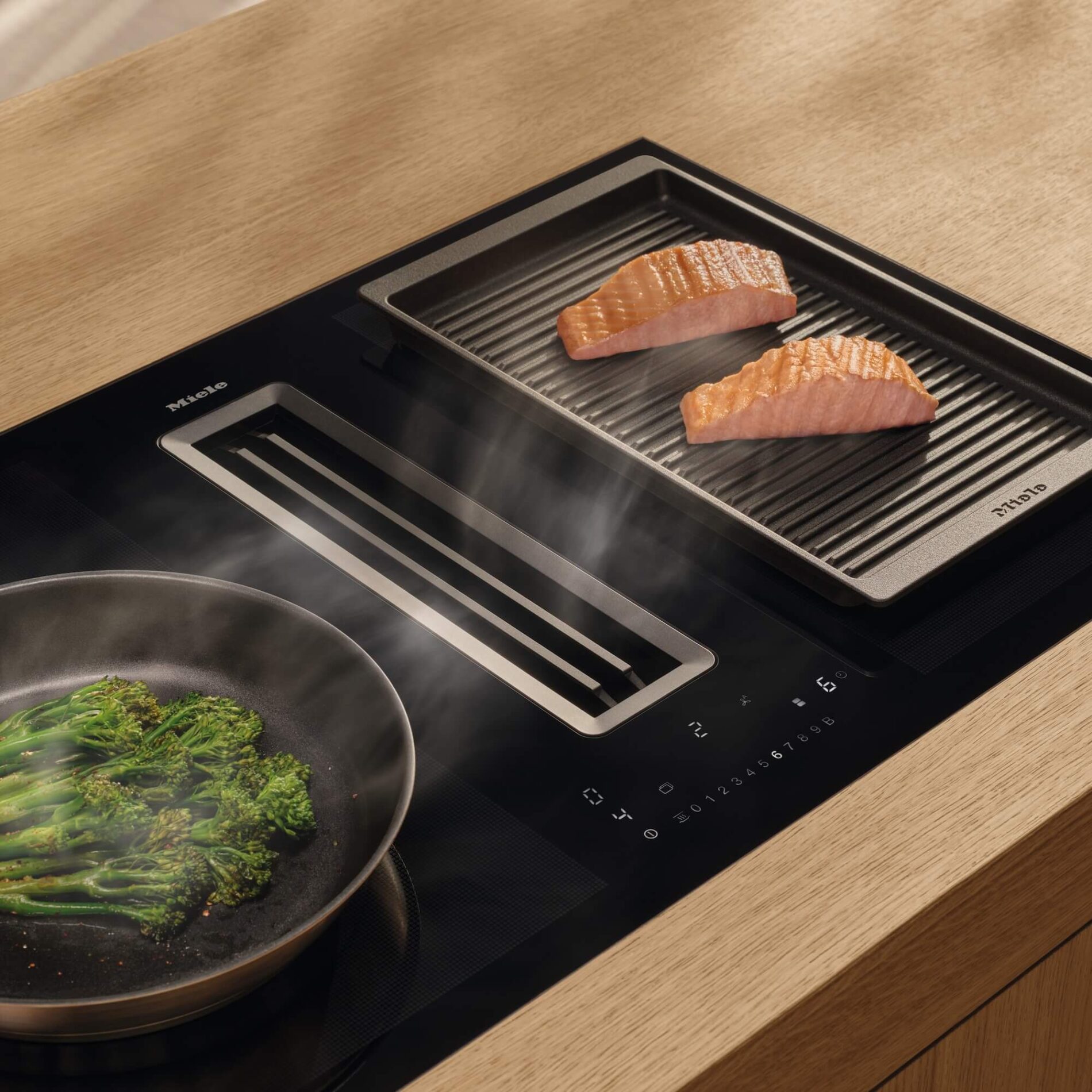 Miele-Induktionskochfeld-Muldenluefter-und-teppangrill-Lachs