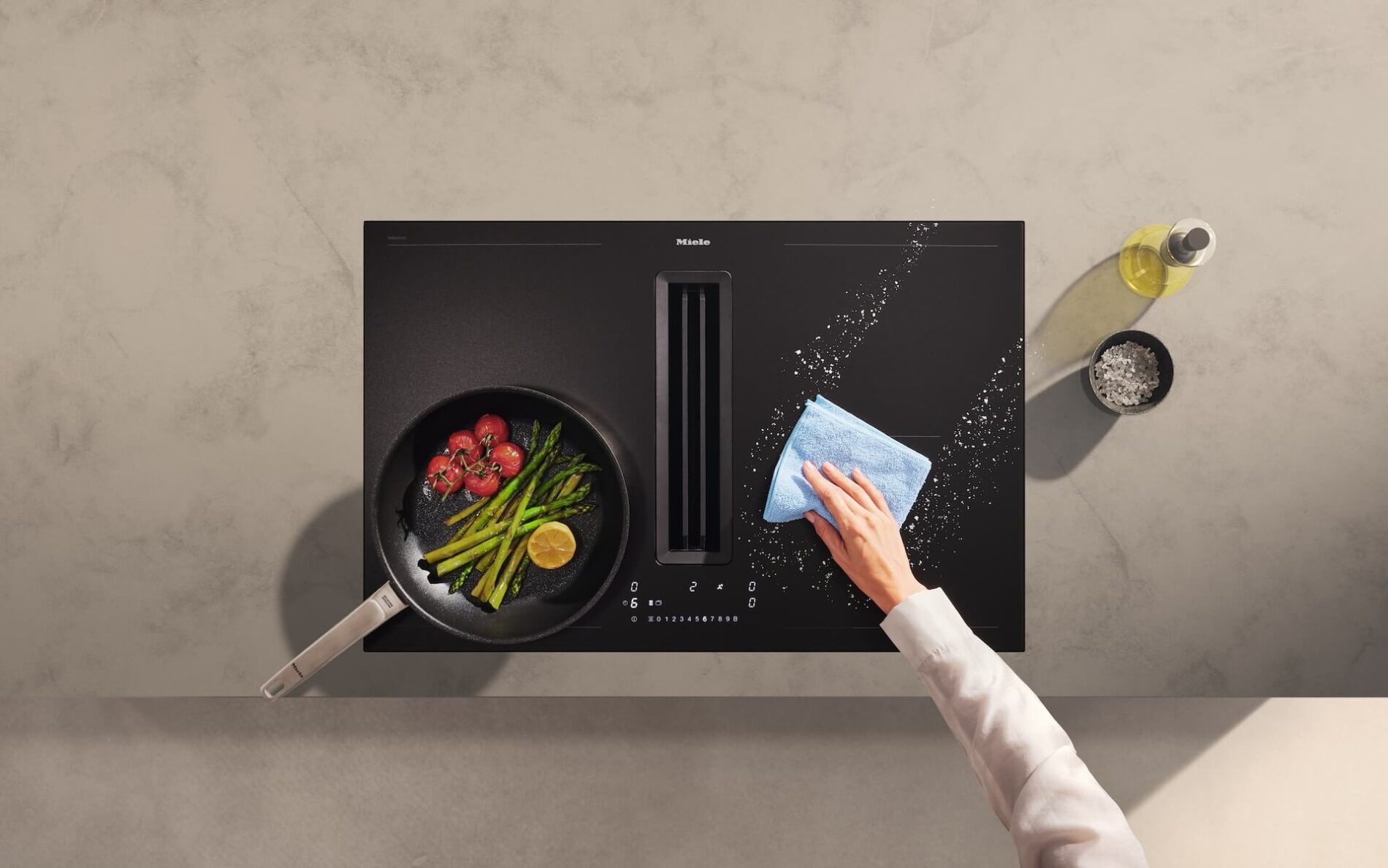 Miele-Induktionskochfeld-mattes-Finish-mit-abzug