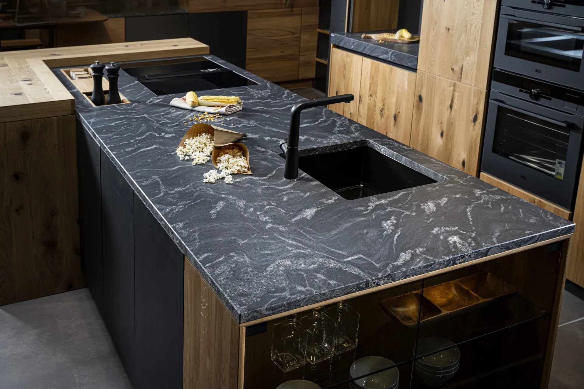 Strasser Natursteinarbeitsplatte Black Skorpion Leather Look
